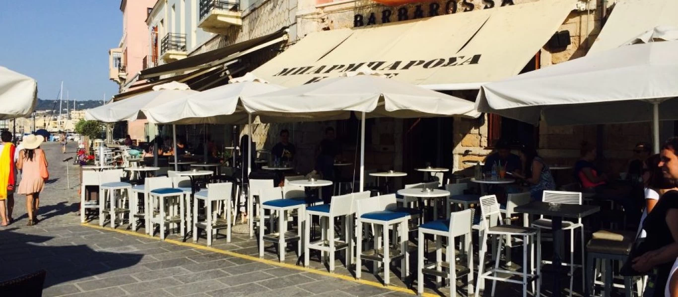 «Εφοδιασμένες» με ασπίδες προσώπου και αντισηπτικά άνοιξαν οι καφετέριες στα Χανιά (φωτο)